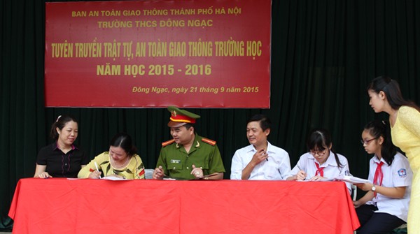 Ban giám hiệu, đại diện Hội CMHS, UBND phường, CAP Đông Ngạc và đại diện học sinh cùng ký biên bản cam kết đảm bảo TTATGT tại khu vực trường học