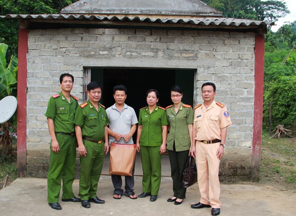 Thăm và tặng quà gia đình anh Ma Đức Kỷ tại xã Minh Thanh, huyện Sơn Dương, tỉnh Tuyên Quang