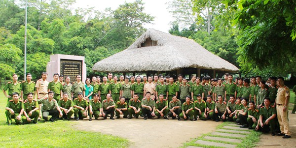 99 học viên lớp bồi dưỡng kiến thức quản lý Nhà nước và kỹ năng lãnh đạo khóa 13 CATP Hà Nội chụp ảnh lưu niệm tại di tích Đình Tân Trào