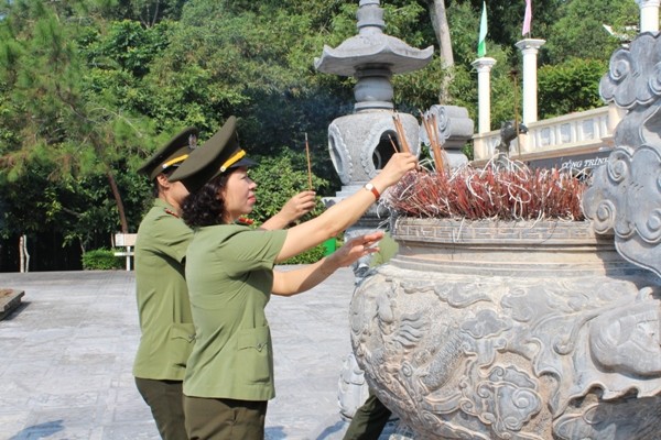 Hoạt động về nguồn nhiều ý nghĩa ảnh 5