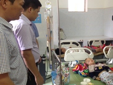 Vụ lở núi: Chủ tịch tỉnh thăm cháu nhỏ thoát chết trong gang tấc ảnh 2