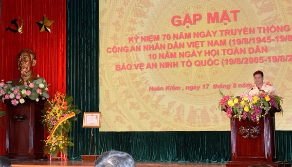 Đại tá Hà Mạnh Hùng, Trưởng CAQ Hoàn Kiếm phát biểu tại buổi gặp mặt