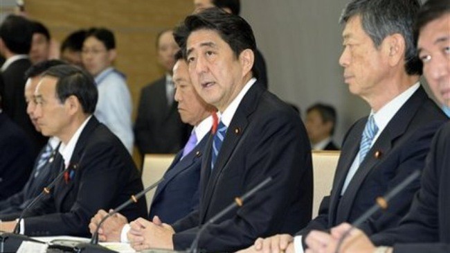Thủ tướng Nhật Bản Shinzo Abe (giữa) trong một cuộc họp