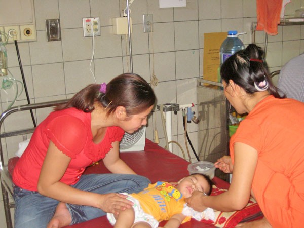 Nắng nóng đầu hè, trẻ ồ ạt nhập viện vì bệnh hô hấp ảnh 1