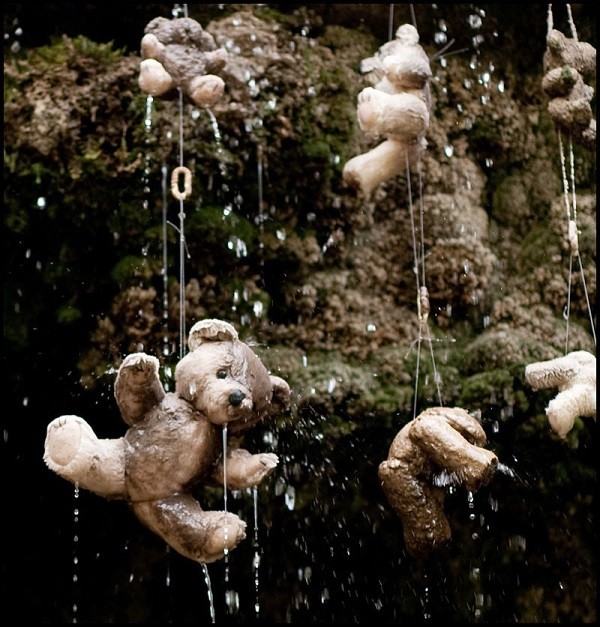 Kỳ lạ: Hang động biến mọi thứ thành đá ảnh 3