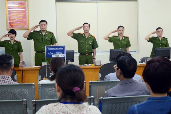 Cán bộ chiến sỹ Công an Hà Nội chào người dân khi vào giờ làm việc và phục vụ nhân dân ảnh 1