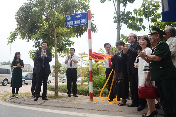 Các đồng chí lãnh đạo cùng thân nhân nhạc sỹ Trịnh Công Sơn tại lễ gắn biển tên phố Trịnh Công Sơn
