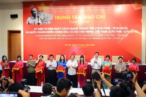 Cắt băng khánh thành Trung tâm Báo chí trước sự chứng kiến của đông đảo phóng viên trong và ngoài nước