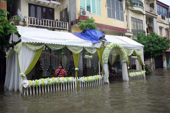 Cảnh người Hà Nội khốn khổ "vật lộn" giữa "biển" nước ảnh 14