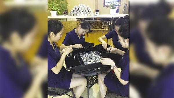 Đẩy xe ba gác chở 150kg tiền xu mua nhẫn kim cương cho tình yêu thuở bé ảnh 1
