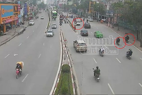 Khi chiếc xe di chuyển, các đối tượng ngay lập tức bám theo bằng xe máy