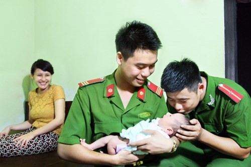 Hai chiến sỹ công an huyện Quốc Oai đỡ đẻ cho sản phụ trong đêm mưa gió (Tác giả: Thuần Thư)