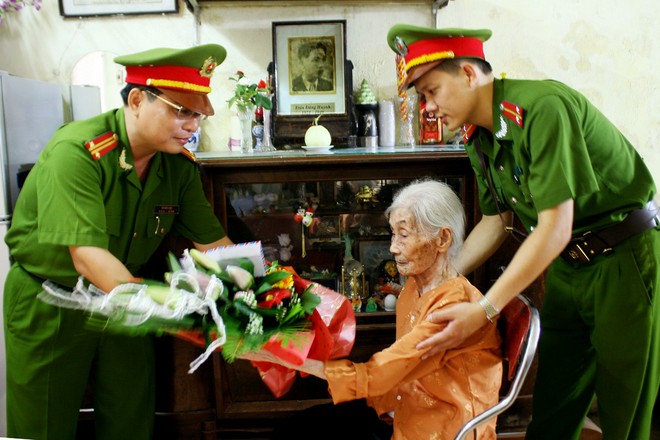 Cán bộ chiến sỹ công an Thanh Nhàn tri ân gia đình liệt sỹ (tác giả Trần Bá Ngọc)