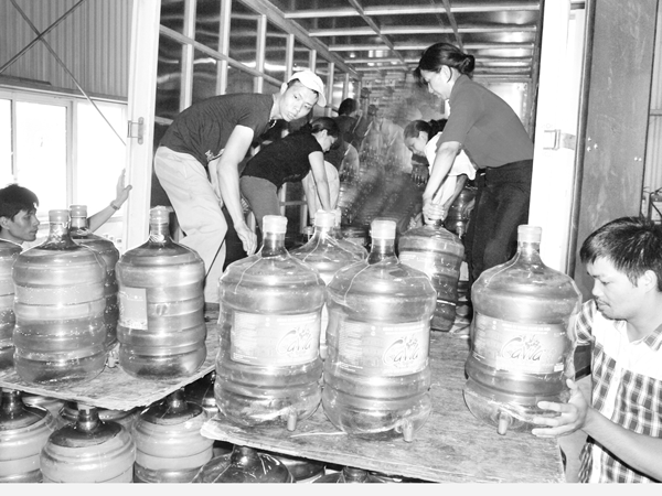 Đoàn công tác báo ANTĐ tới quảng ninh: 1.000 bình nước uống hỗ trợ người dân Cẩm Phả ảnh 1