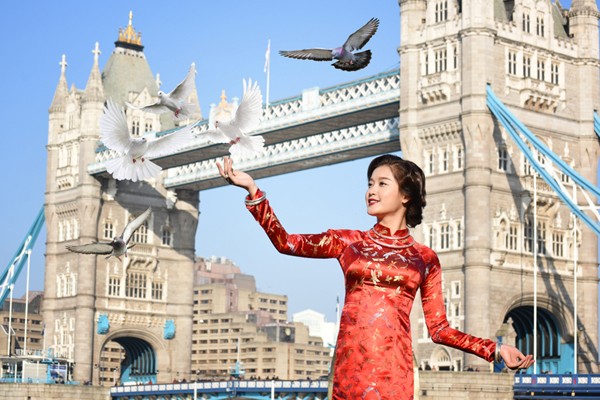 Á hậu Huyền My mang vẻ đẹp thiếu nữ Hà thành tới London ảnh 2