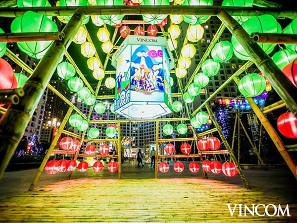 Vincom lập kỷ lục "Vườn cổ tích bằng đèn lồng lớn nhất Việt Nam"