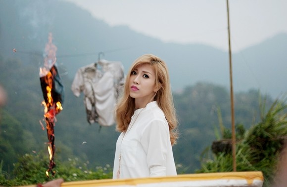 Trang Pháp buông lơi vai trần chờ đợi Rapper Mr.T ảnh 4