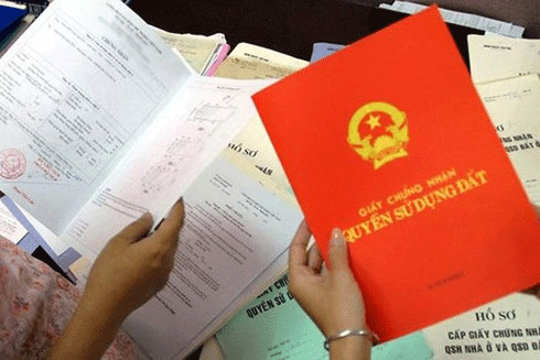 Các cặp vợ chồng mua đất chung phải cùng đứng tên