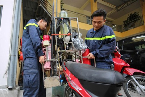 Cơ động xe máy chữa cháy ngõ nhỏ ảnh 1