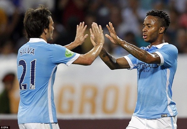 Man City bổ sung bản hợp đồng "bom tấn" Raheem Sterling (phải)
