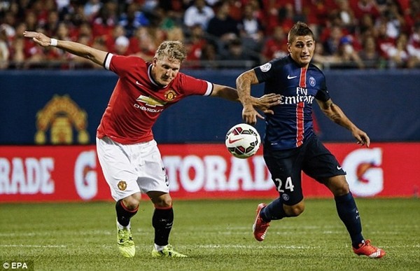 Bastian Schweinsteiger (áo đỏ) sẽ giúp Van Gaal có thêm lựa chọn ở hàng tiền vệ