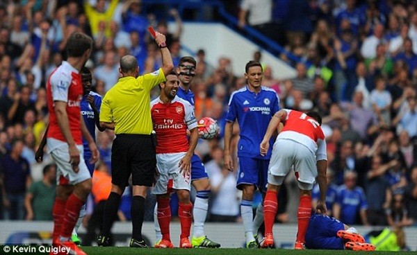 Santi Cazorla nhận thẻ đỏ rời sân vào cuối trận