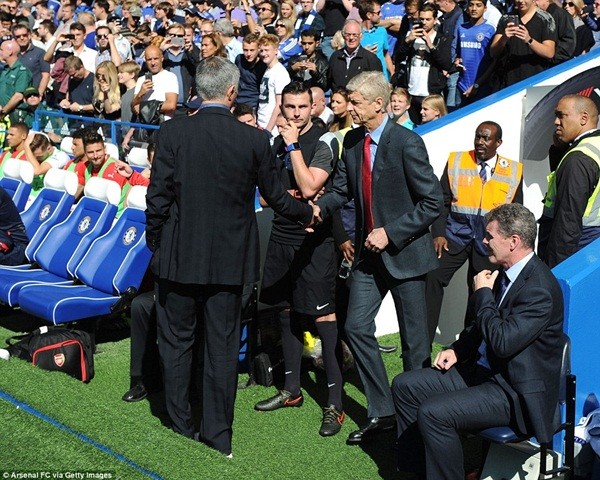 Jose Mourinho bắt tay chào đón Arsene Wenger tới Stamford Bridge