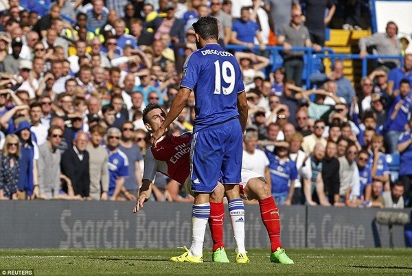 Tình huống Gabriel Paulista nhận thẻ đỏ vì va chạm với Diego Costa
