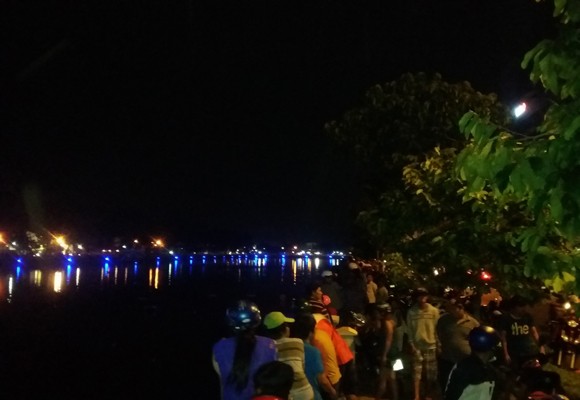 Trước đó hàng trăm người dân kéo đến hiện trường theo dõi việc tìm kiếm nạn nhân