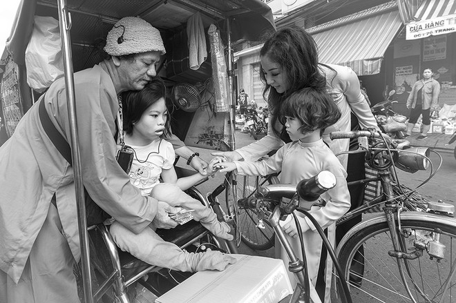 Thúy Nga không ngần ngại cho con gái tiếp xúc với những mảnh đời bất hạnh
