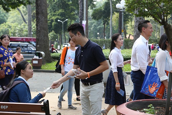 Kim Lý, Hoàng Bách hành động