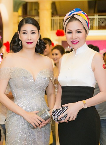 Cô vui vẻ chụp hình lưu niệm cùng các khách mời