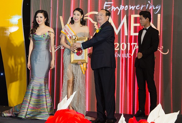Hà Kiều Anh nhận giải thưởng