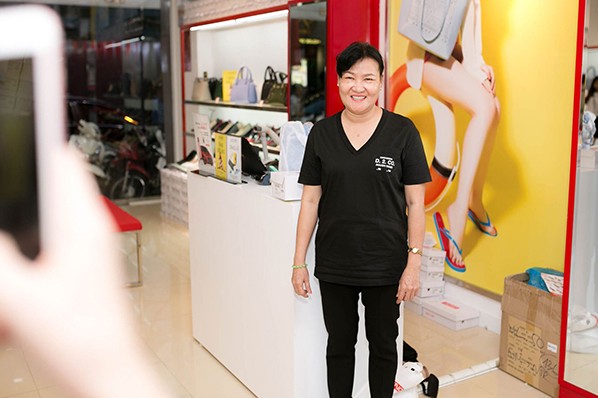 Mẹ kế của Ngọc Trinh hạnh phúc trước sự quan tâm của cô