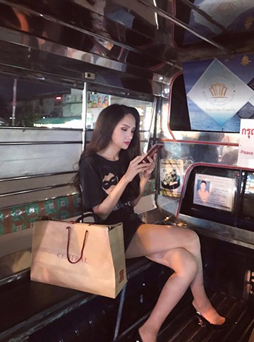 Hương Giang lựa chọn phương tiện công cộng dù được chuẩn bị xe riêng