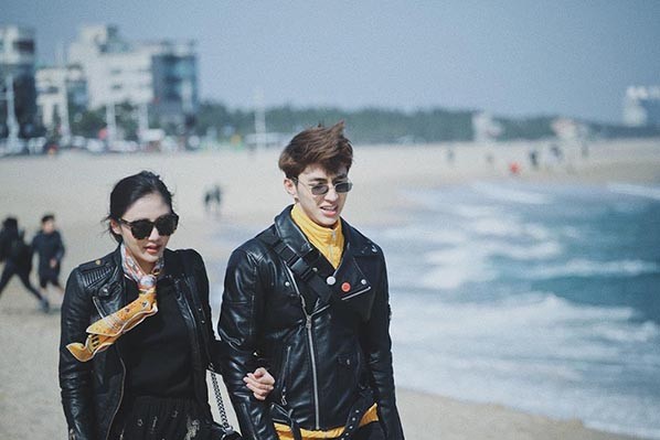 Cặp đôi hồn nhiên trêu đùa nhau trên bãi biển