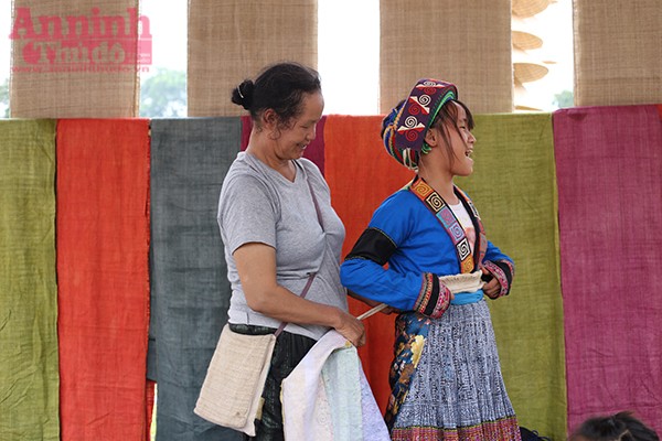 Đồng bào dân tộc đến từ tỉnh Hà Giang cũng mang đến Festival những sắc màu độc đáo