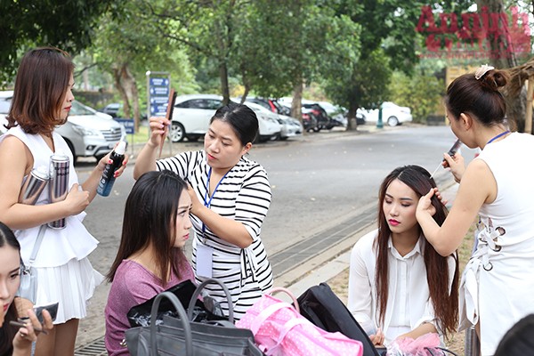 Làm tóc và trang điểm cho các người mẫu.