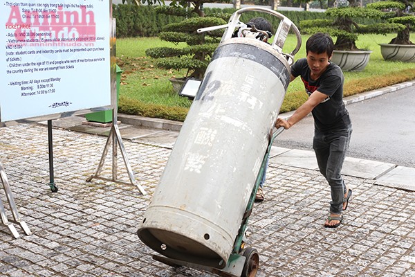 Ê kíp kỹ thuật vận chuyển thiết bị tạo khói vào sân khấu.
