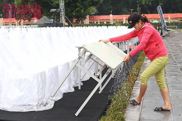 Thời tiết Hà Nội chiều nay không được thuận lợi bởi những cơn mưa giao mùa...