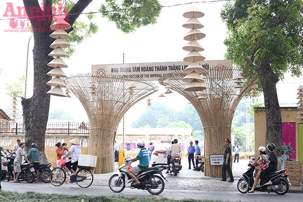 Cổng chào được trang trí rất bắt mắt chủ yếu bằng tre nứa