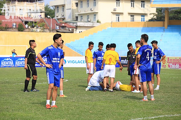 Trong thời gian diễn ra trận đấu, do thời tiết đầu giờ chiều khá nắng nóng, một số cầu thủ bị chuột rút. Các nhân viên y tế luôn túc trực vào sân để xử lý giúp các cầu thủ hồi phục.