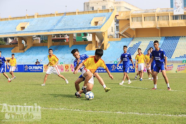 Liên tiếp tấn công về phía khung thành của đội THPT Thạch Bàn, các cầu thủ THPT Phan Huy Chú đã giành chiến thắng tuyệt đối với tỷ số 3-0