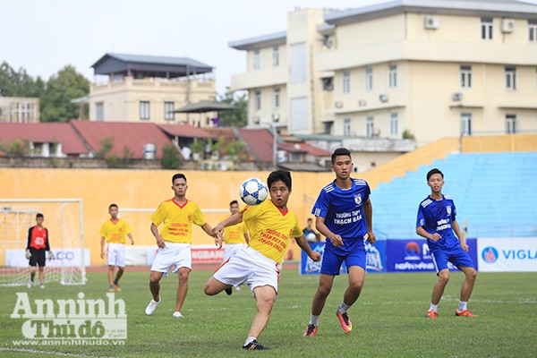 Chỉ sau vài phút hội ý, các cầu thủ THPT Phan Huy Chú đã tìm được sơ hở và liên tiếp tấn công về phía khung thành của THPT Thạch Bàn