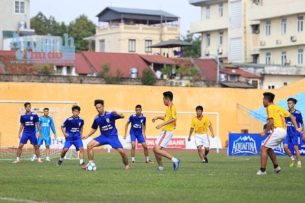 Các cầu thủ THPT Phan Huy Chú (áo vàng) phải rất khó khăn để ngăn những mũi tấn công từ đội bạn.
