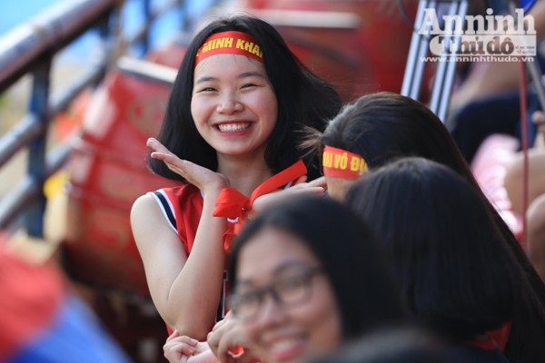 Tạo dáng khi nhìn thấy ống kính phóng viên quay về phía mình
