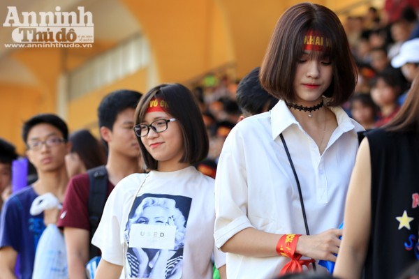Sự có mặt của các nữ cổ động viên khiến trận đấu luôn nóng hơn bao giờ hết. Mỗi nụ cười, mỗi lúc hò reo hay phút tĩnh lặng đều tác động không nhỏ đến tinh thần các cầu thủ đang thi đấu dưới sân...