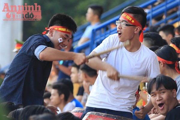 Bên cạnh sự cuồng nhiệt cổ vũ của các tay trống nam sinh...