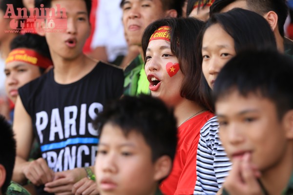 Những khuôn mặt với nhiều trạng thái khác nhau thể hiện độ nóng dưới sân