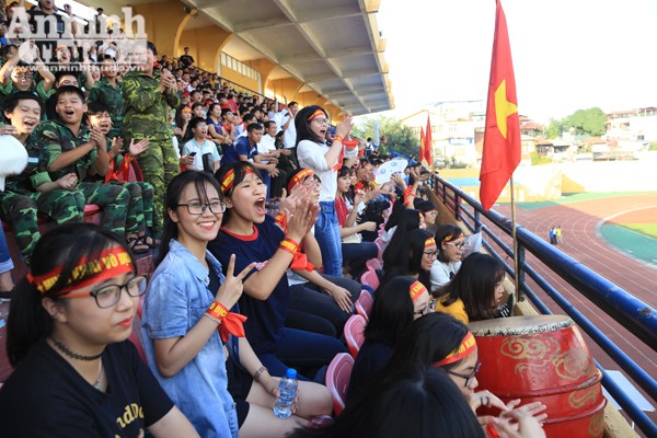 Khán đài A của SVĐ Hàng Đẫy chật cứng bởi các cổ động viên đến từ các trường